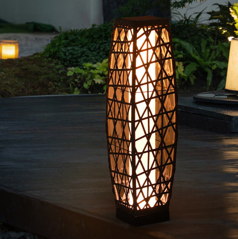 مصباح أرضي LED من الحديد والروطان المنسوج بتصميم عصري بسيط لأربعة أضواء شمسية للاستخدام في الفناء الخارجي 
