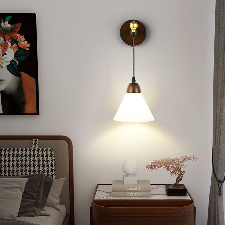 Aplique de pared de 1 luz con cono de vidrio esmerilado simple japonés y tronco de madera 