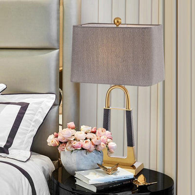 Moderne minimalistische Dreieck Rechteck Hardware Stoff 1-Licht Tischlampe für Schlafzimmer 