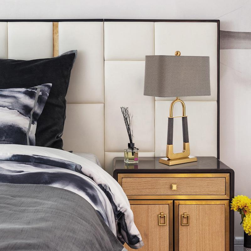 Moderne minimalistische Dreieck Rechteck Hardware Stoff 1-Licht Tischlampe für Schlafzimmer 