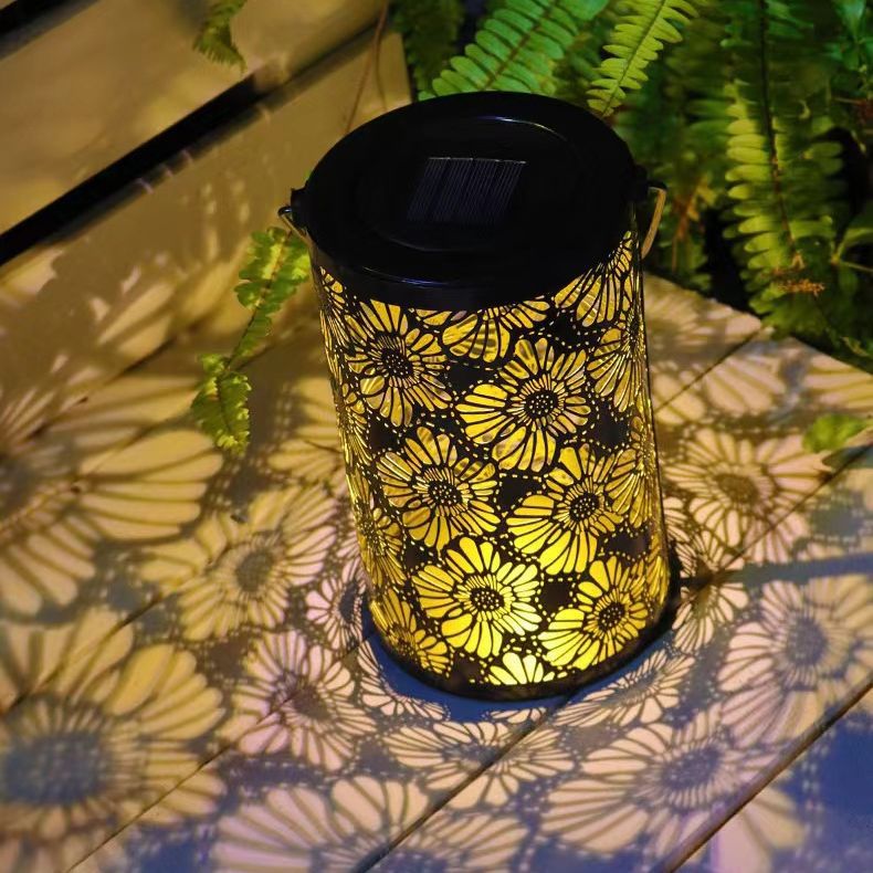 Iluminación de paisaje colgante LED de cilindro de hierro impermeable solar de granja tradicional con flores huecas para jardín 