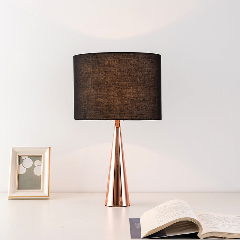 Lampe de table contemporaine scandinave à base conique en tissu noir 1 lumière pour bureau 