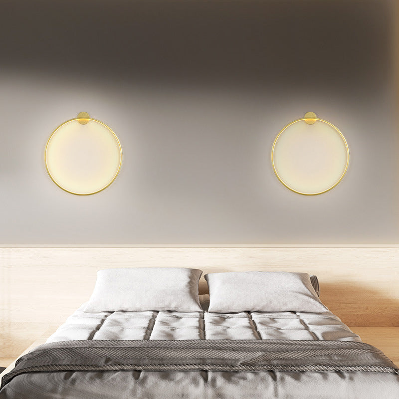 مصباح حائط LED دائري من الألومنيوم والأكريليك بتصميم حديث وبسيط لغرفة النوم 