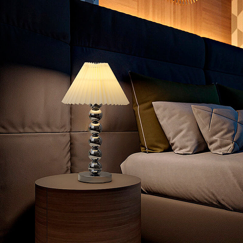 Zeitgenössische skandinavische Kegelrunde Hardware Stoff 1-Licht Tischlampe für das Schlafzimmer 