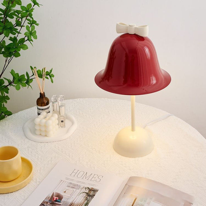 Moderne minimalistische Tischleuchte mit Schleifenglocke im Creme-Ton und LED 