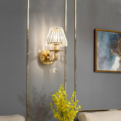 Applique murale contemporaine de luxe avec cadre finition dorée et abat-jour en cristal à 1 lumière pour salon 
