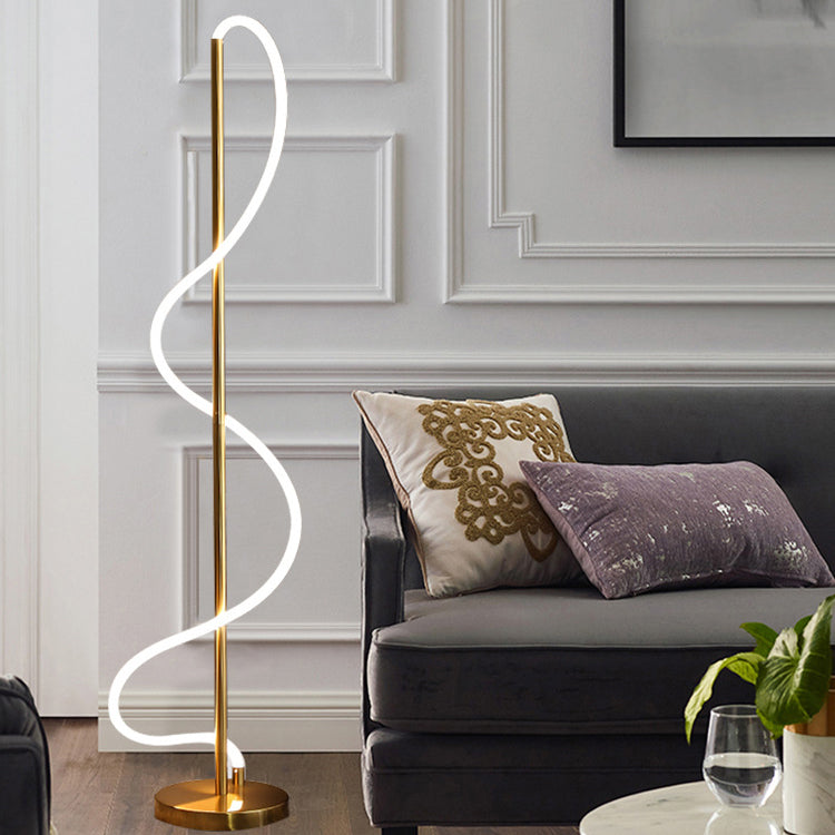 Moderne minimalistische Linie Eisen Silikon LED Stehlampe für Wohnzimmer 