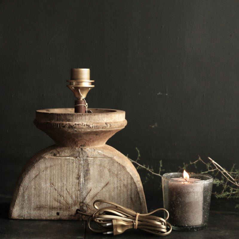 Traditionelle rustikale Tischlampe mit Stoffschirm und dunklem Holzsockel im Used-Look für das Home Office 