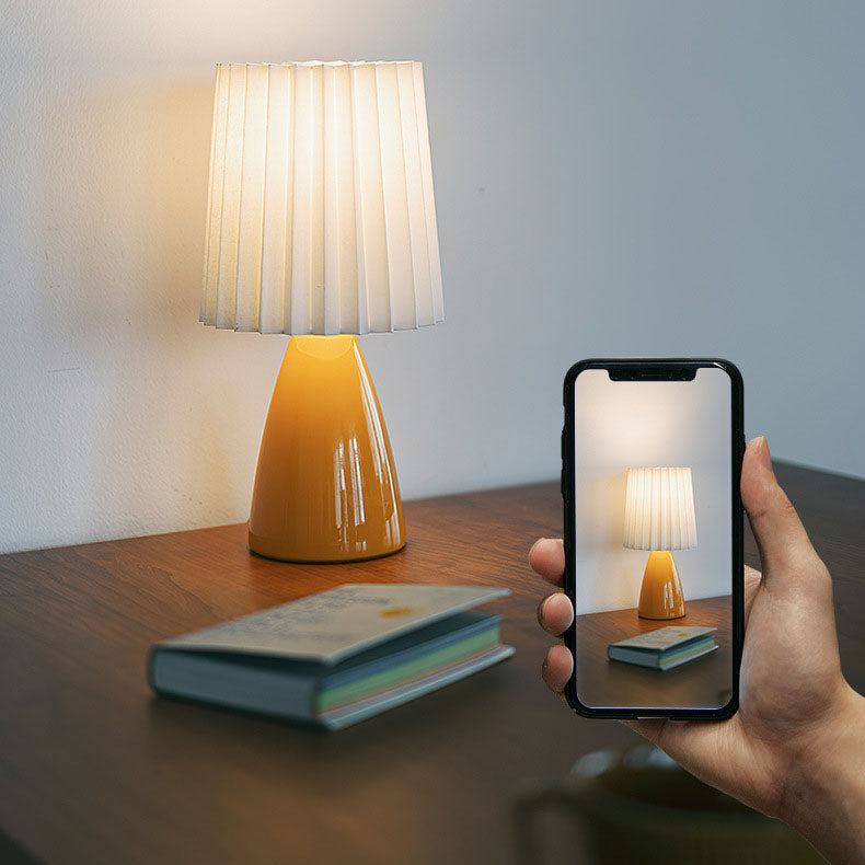Zeitgenössische skandinavische Tischlampe mit plissiertem Stoffschirm und Glasfuß, 1-Licht, für das Schlafzimmer 