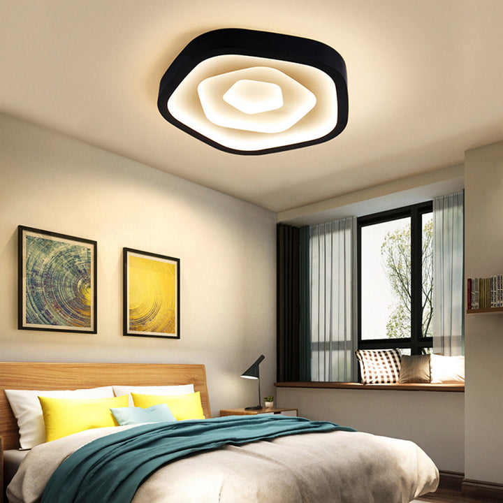 Zeitgenössische skandinavische rosenförmige fünfeckige LED-Deckenleuchte aus Eisenacryl für Schlafzimmer 