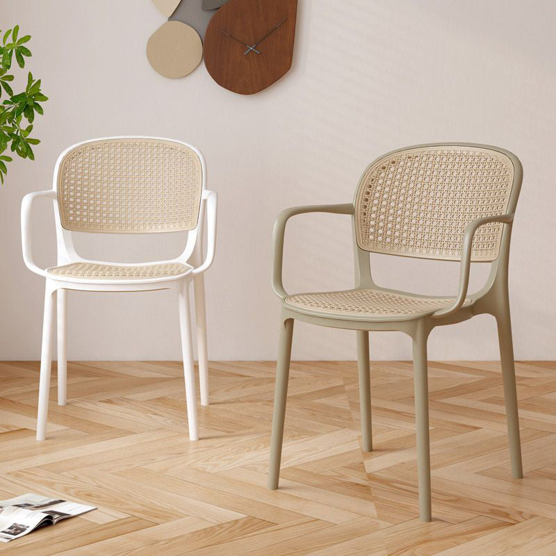 Chaise de salle à manger contemporaine nordique carrée en plastique imitation rotin avec dossier et accoudoirs pour salle à manger 