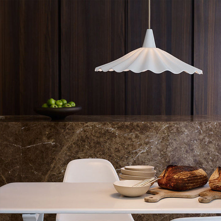 Moderne minimalistische runde plissierte Keramik 1-Licht Pendelleuchte für Wohnzimmer 