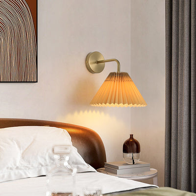 Zeitgenössische Einfachheit Plissee Kegel Eisen Stoff 1-Licht Wandleuchte Lampe für Wohnzimmer 