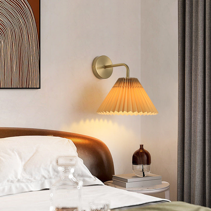 Zeitgenössische Einfachheit Plissee Kegel Eisen Stoff 1-Licht Wandleuchte Lampe für Wohnzimmer 