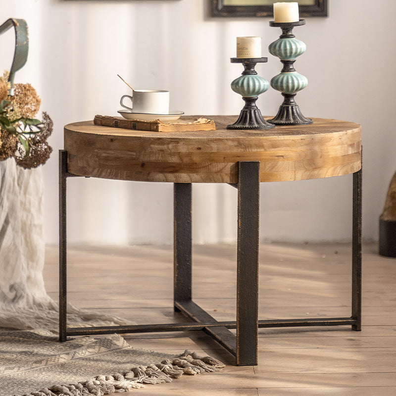 Traditioneller runder Vintage-Couchtisch aus MDF-Holz mit Used-Look und Eisen-Kreuzbeinen für das Wohnzimmer 