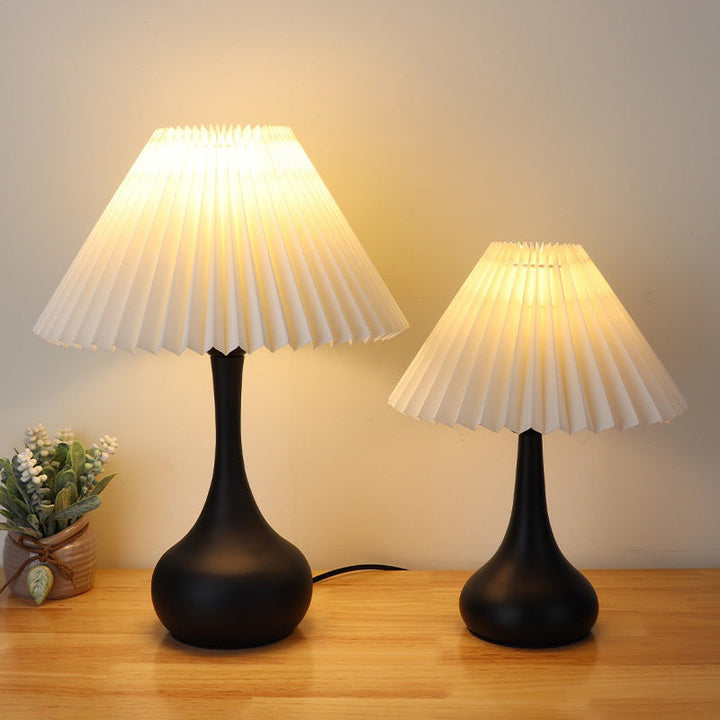 Lampe de table 1-lumière en métal et tissu avec abat-jour pliant minimaliste moderne pour chambre à coucher 