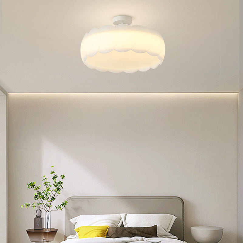 Moderne minimalistische cremefarbene runde Spitzen-Hardware PE LED Semi-Flush Mount Deckenleuchte für Schlafzimmer 