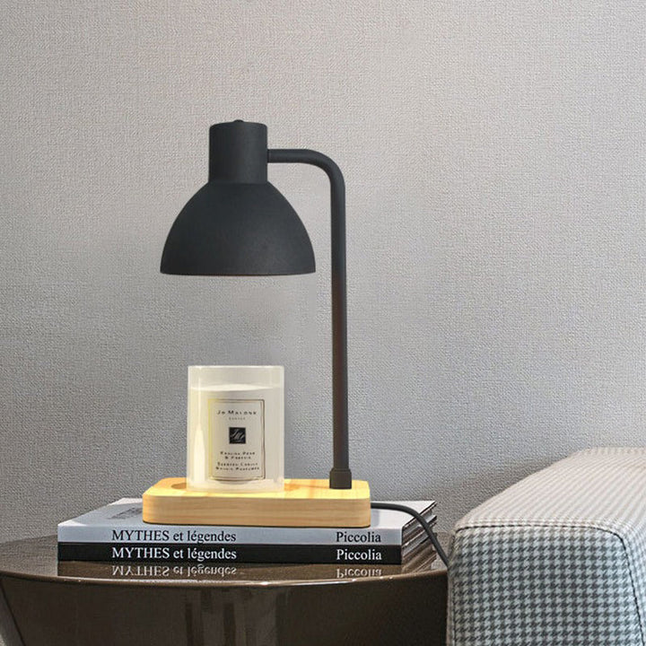 Lampe de table à une lumière avec abat-jour en dôme scandinave contemporain et base carrée en bois, effet cire fondue, pour chambre 