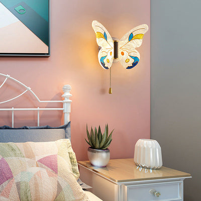 مصباح حائط LED بتصميم فراشة إبداعية معاصرة بأجنحة أكريليك ملونة ومينا حديد لغرفة المعيشة 