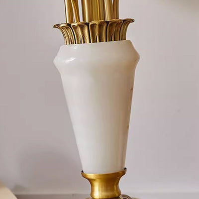 Zeitgenössische Luxus-Stoffschirm Jade Alle Kupfer geschnitzte Basis 1-Licht Tischlampe für Home Office 