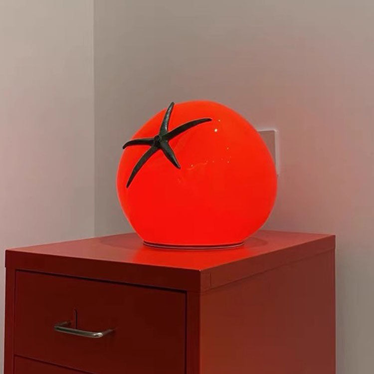 Lámpara de mesa LED USB decorativa de resina de tomate Art Deco moderno para sala de estar 