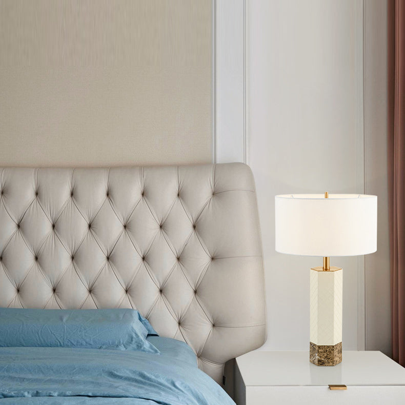 Lámpara de mesa de 1 luz de tela de cuero de mármol redondo de columna hexagonal minimalista moderna para dormitorio 