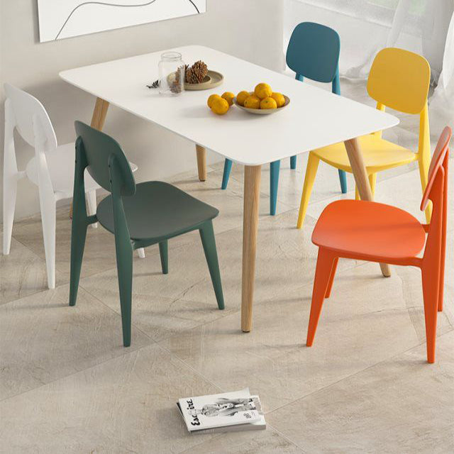 Chaise de salle à manger carrée en plastique macaron scandinave contemporaine avec dossier pour salle à manger 