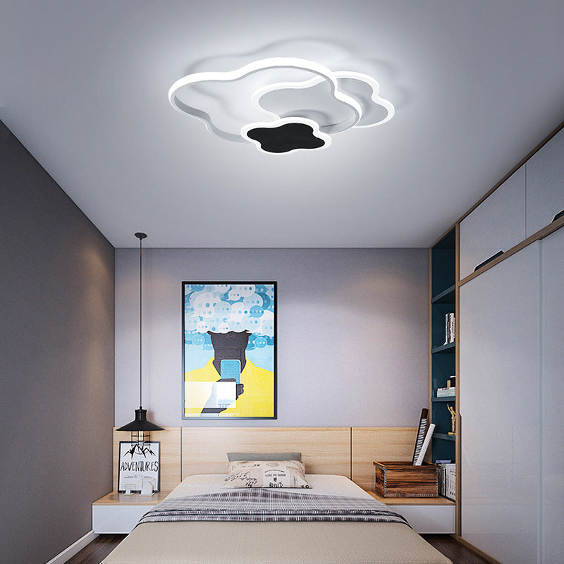 Zeitgenössische nordische Metall Acryl Wolke Vierblättriges Kleeblatt LED Unterputz Deckenleuchte für Schlafzimmer 