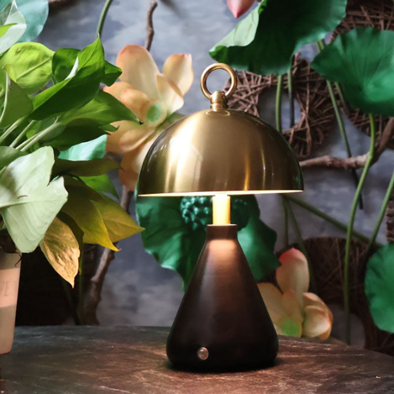 Lampe de table LED en acrylique avec base en métal en forme de cône champignon rond nordique contemporain pour salon 