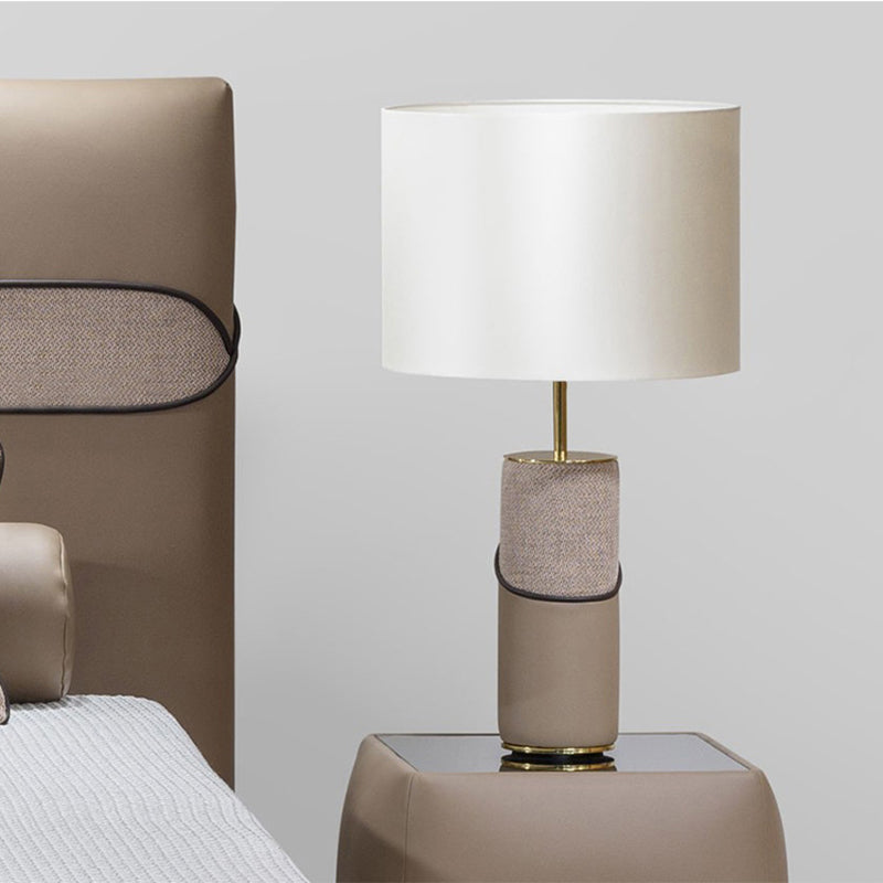 Lámpara de mesa de 1 luz con base cilíndrica de cuero y pantalla de tela moderna de transición para dormitorio 