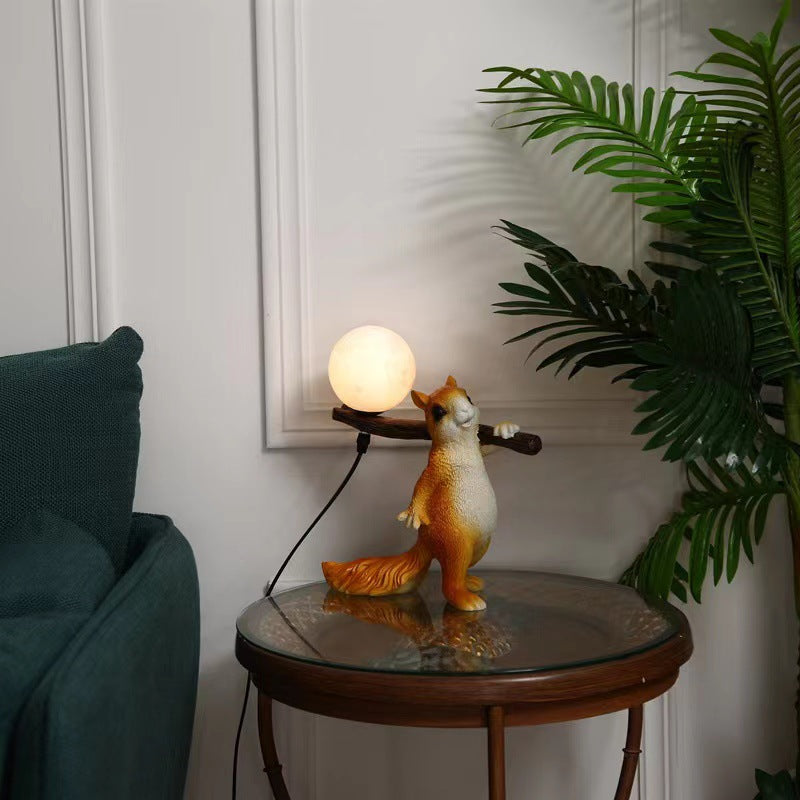 Zeitgenössische kreative Eichhörnchen Harz Glas 1-Licht Tischlampe für Schlafzimmer 