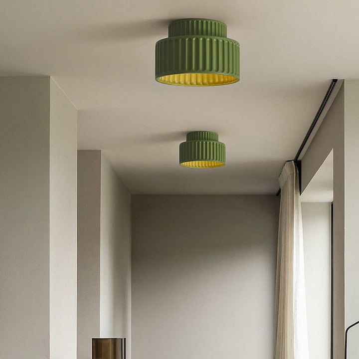 Moderne runde 1-flammige Deckenleuchte im Flush-Mount-Stil aus Kunstharz mit handgeformten Streifen im nordischen Creme-Stil für den Eingangsbereich 