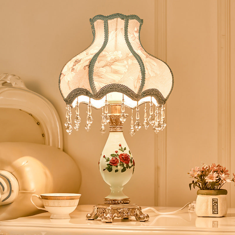 Lámpara de Mesa de 1 Luz con Base de Resina y Pantalla de Tela Tradicional Europea para Dormitorio 