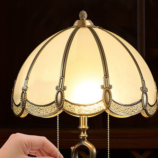 Traditionelle 2-flammige Tischlampe mit Schwanensockel aus Kupfer und europäischem Buntglas für Schlafzimmer und Homeoffice 
