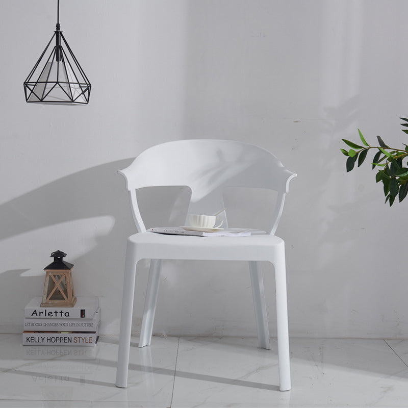 Chaise de salle à manger en plastique trapézoïdale minimaliste moderne avec dossier et accoudoirs pour salle à manger 