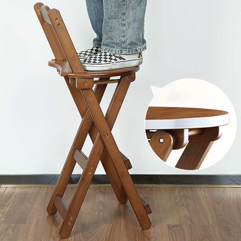 Simplicidad contemporánea Taburete de bar plegable con patas en forma de X de bambú Respaldo bajo Reposapiés para comedor 