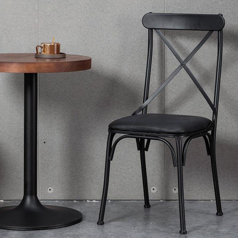 Ensemble de chaises et table de salle à manger en cuir industriel contemporain, bois, fer, avec dossier en forme de X pour salle à manger 