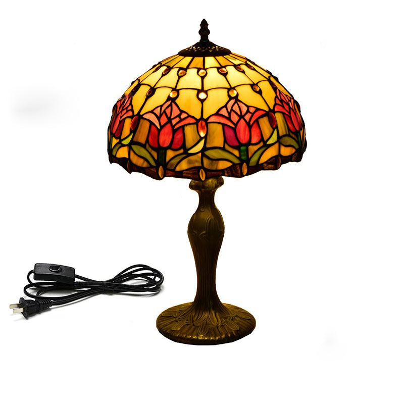 Lampe de table traditionnelle Tiffany en verre teinté avec dôme de tulipe rouge et base en aluminium à 1 lumière pour chambre 