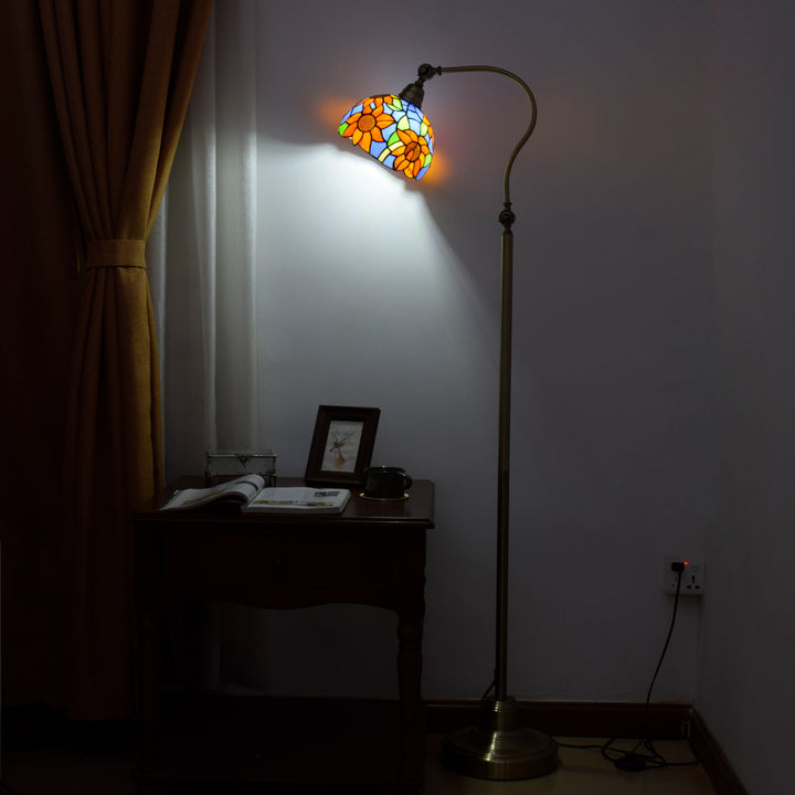 Traditionelle Tiffany Eisen Glas Kuppel Runde Gerbera 1-Licht Stehlampe für Nachttisch 