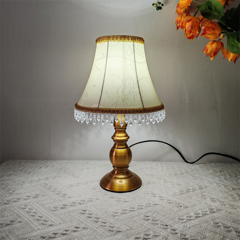 Traditionelle französische Stoff-Metall-Blumen-Zylinder-Fransenperle 1-flammige Tischlampe für Schlafzimmer 