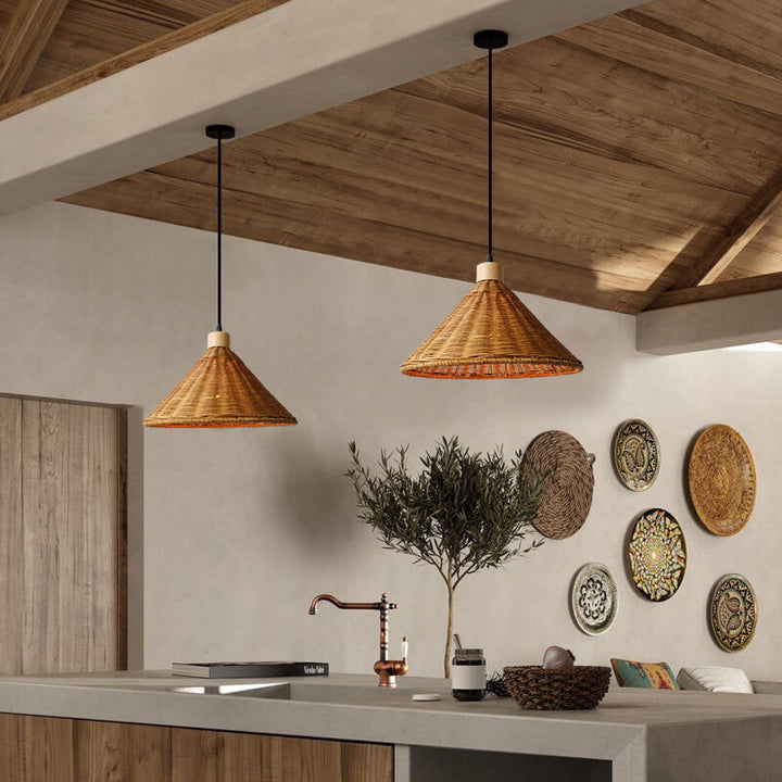 Moderne skandinavische Pendelleuchte mit Rattangeflecht, Eisen und Holz in Kegelform, 1-flammig, für das Wohnzimmer 