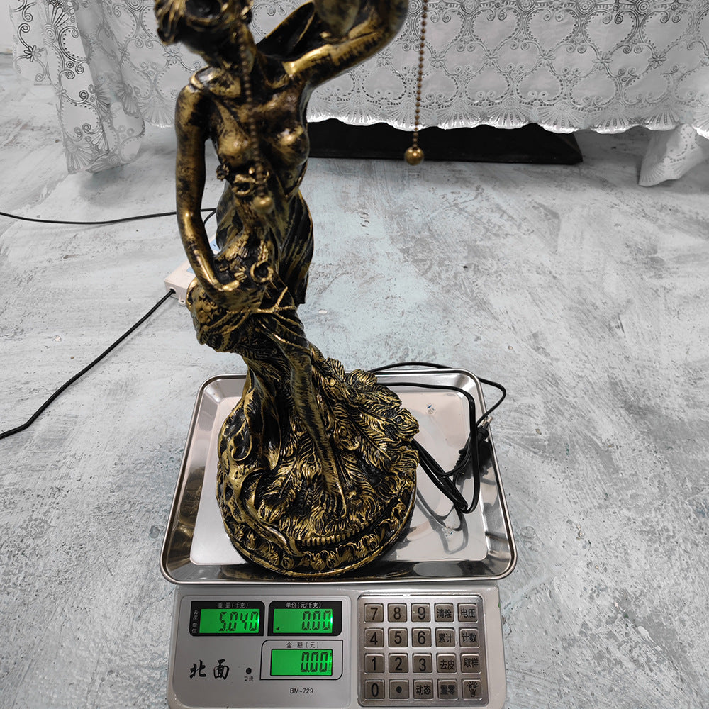 Lampe de table à 2 lumières avec base de femme jolie en forme de vache en diamant de raisin en dôme de verre en résine Tiffany traditionnel pour chevet 