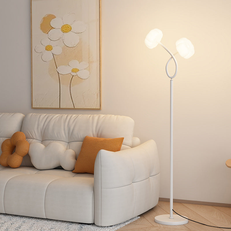 Zeitgenössische kreative gekreuzte Blumen Eisen Kunststoff LED Stehlampe für Wohnzimmer 