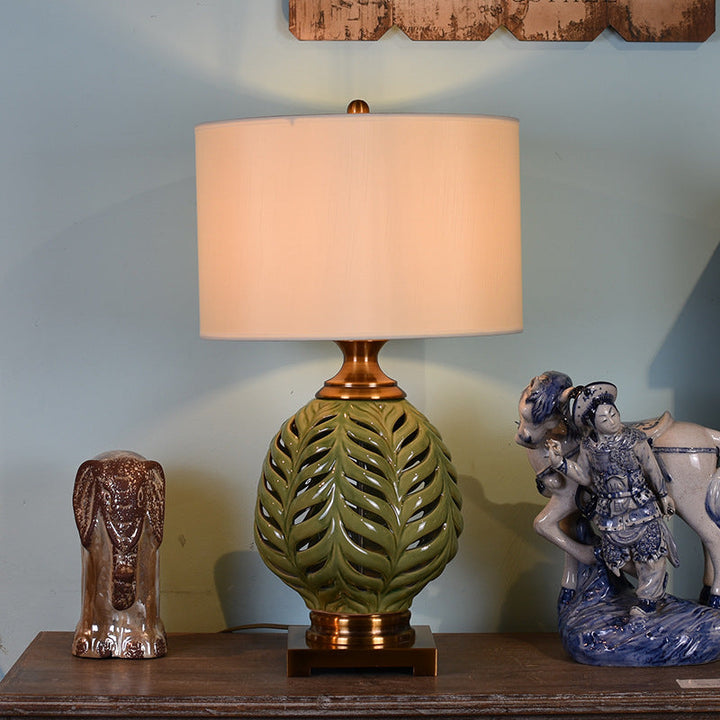 Lampe de table 1 lumière en céramique en forme de vase avec feuilles évidées vintage traditionnelle en tissu cuivre pour chambre 