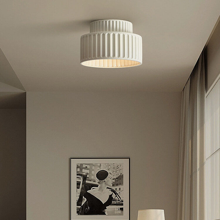 Moderne runde 1-flammige Deckenleuchte im Flush-Mount-Stil aus Kunstharz mit handgeformten Streifen im nordischen Creme-Stil für den Eingangsbereich 