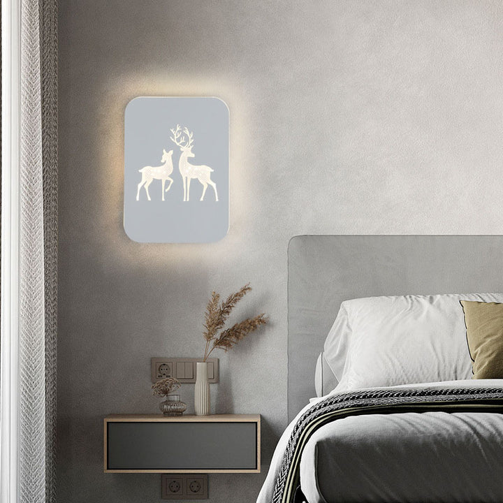 Zeitgenössische kreative LED-Wandlampe aus Acryl, Aluminium und Eisen mit Hirsch- und Ginkgodesign für das Schlafzimmer 