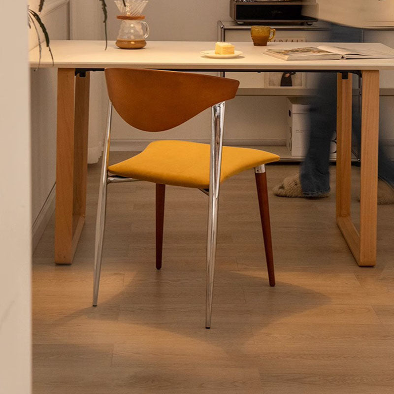 Chaise de salle à manger contemporaine rétro en bois de hêtre, fer, velours, éponge carrée avec dossier incurvé pour salle à manger 