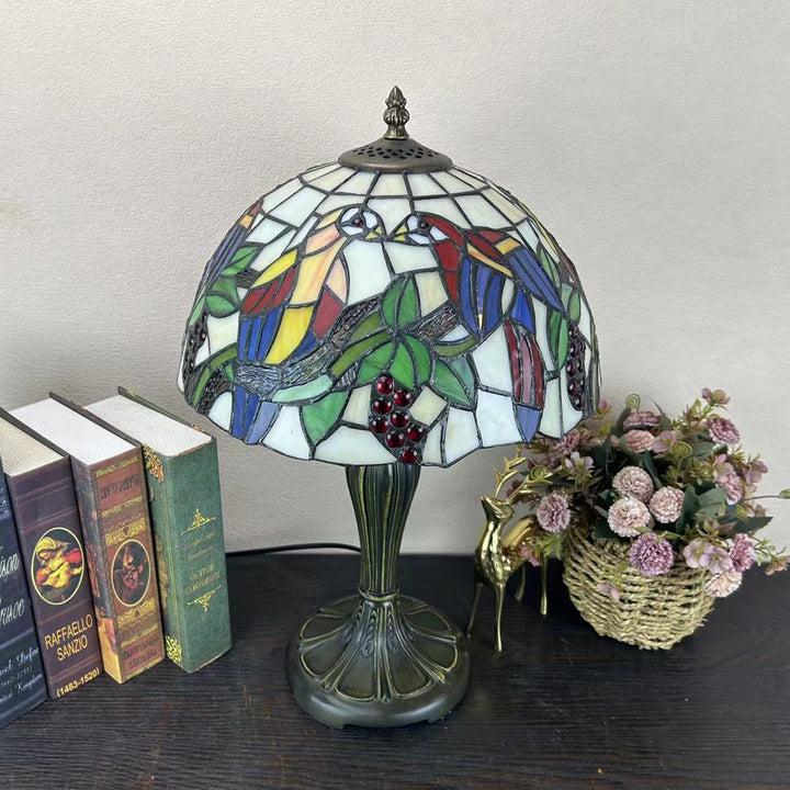Lampe de table à 1 lumière avec dôme en verre métallique Tiffany traditionnel, motif raisin, fleur, libellule et papillon pour chevet 