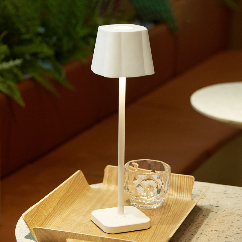 Zeitgenössische nordische Einfachheit Metall Pilz LED Tischlampe für das Schlafzimmer 