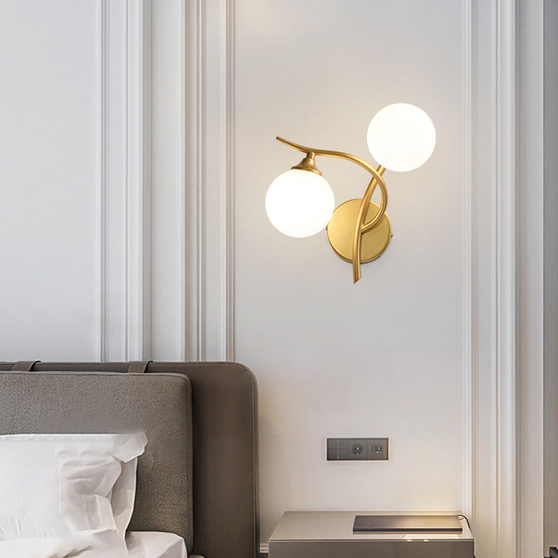 Applique murale à 2 lumières avec abat-jour en verre sphérique et ligne courbe en fer de simplicité contemporaine pour chambre 
